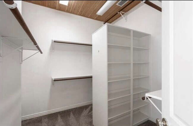 Building Photo - 94 E Fairbranch Cir