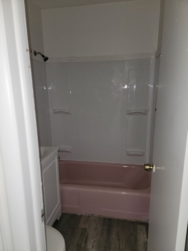 Building Photo - 2BR/1BA Updated Home – Vouchers Welcome!