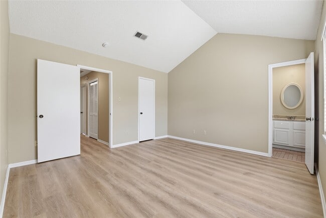 Building Photo - 7700 Creekbend Dr