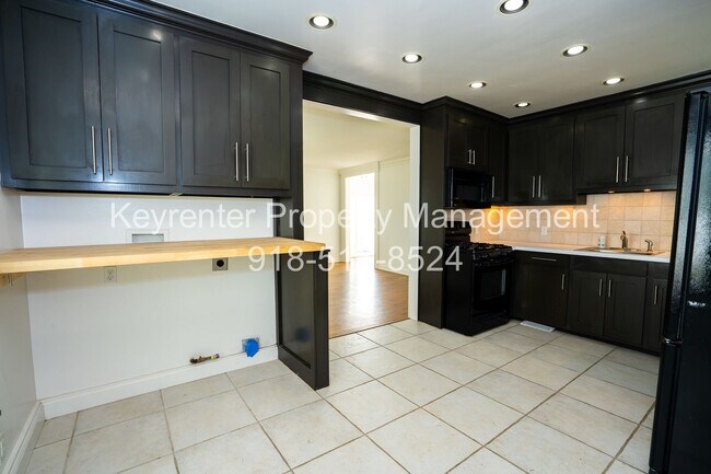 Building Photo - Charming And Cozy 2 Bedroom Home