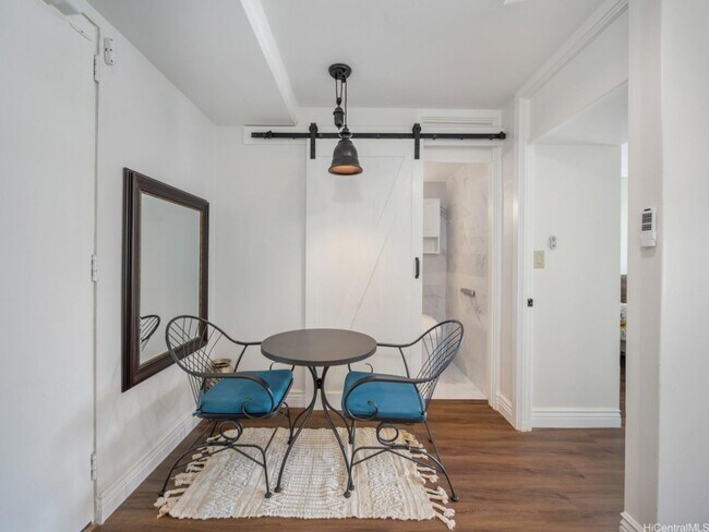 Building Photo - 1-bed, 1-bath condo located in Waikiki
