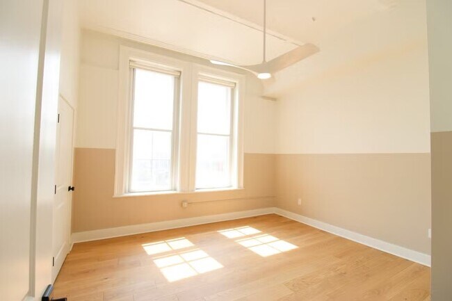 Building Photo - 30 W Broad St