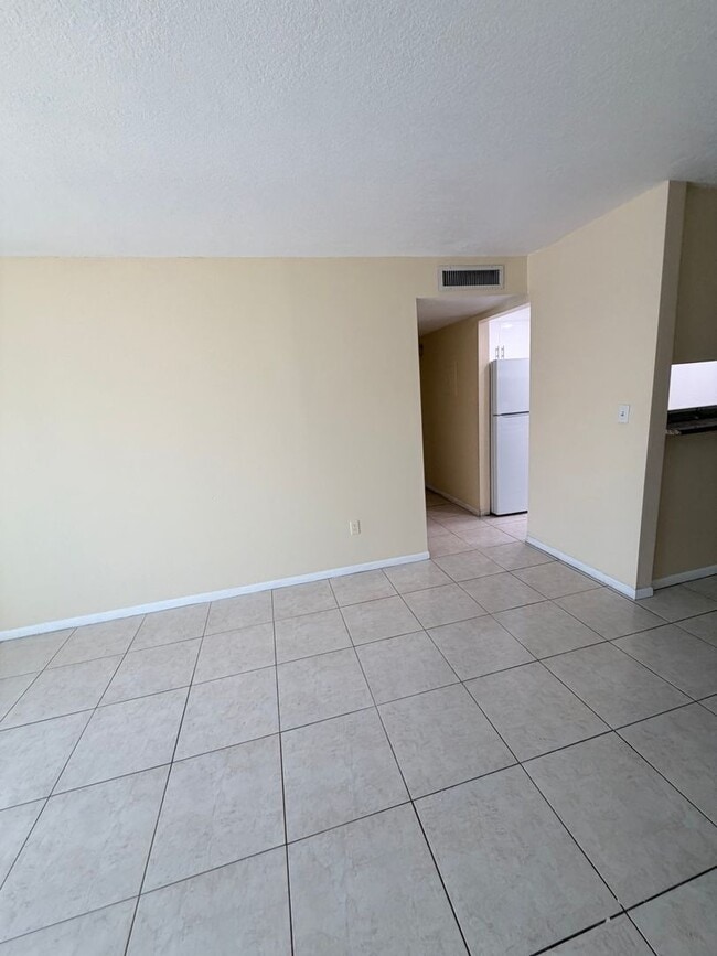 Building Photo - Two bedroom & Two bathroom Condo with balcony and laundry facilities