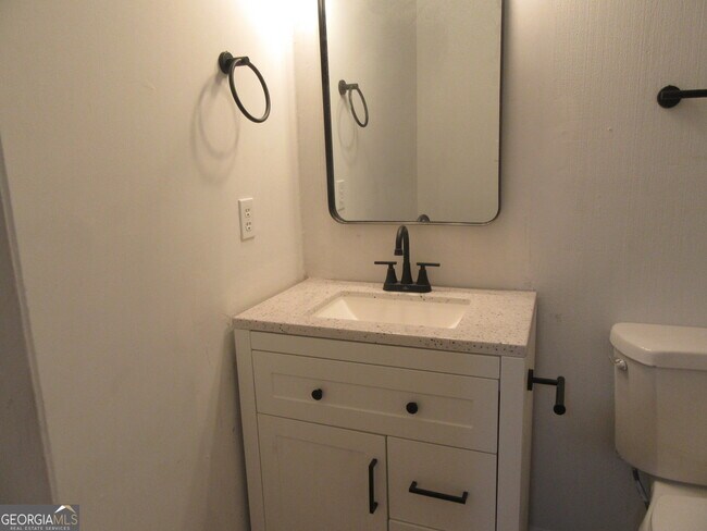 Building Photo - 613 Windsor Dr SE