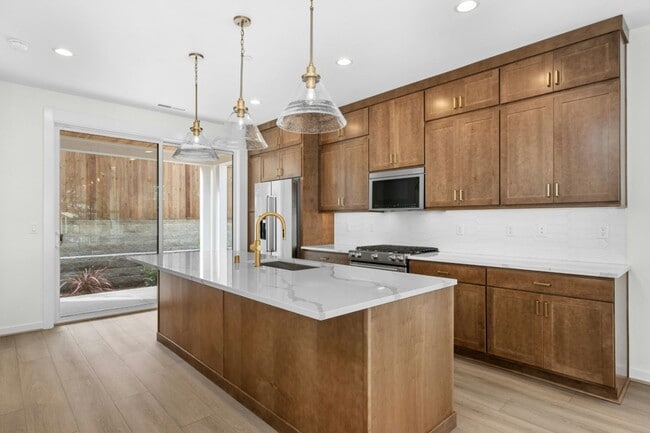 Building Photo - 3bd/2.75ba Redmond Home