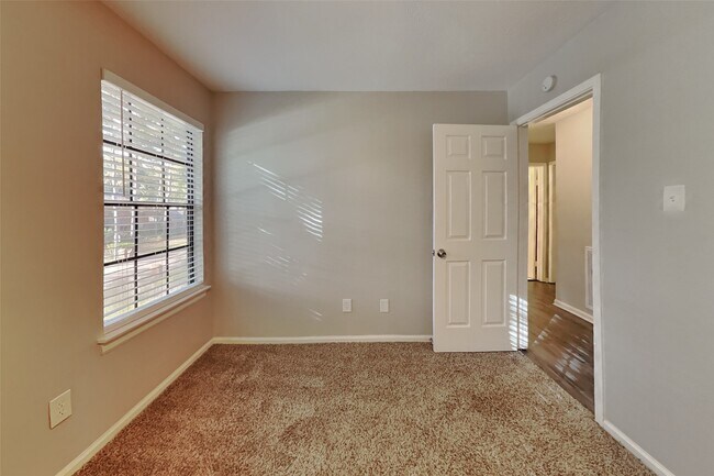 Building Photo - 2615 Silver Falls Dr
