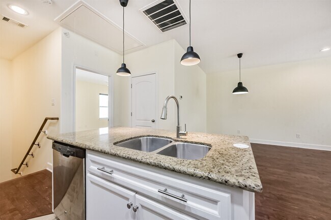 Building Photo - 242 Lenox St