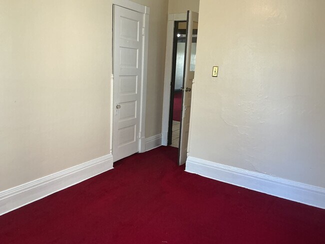 Building Photo - 800-802 S 32nd St