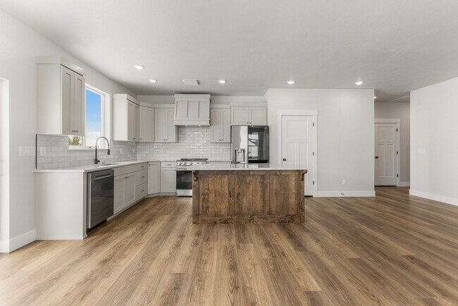 Building Photo - SUGAR CITY TWIN HOME 3 BED 2 FULL BATH - FENCED YARD WITH EX-LARGE 2 STALL GARAGE