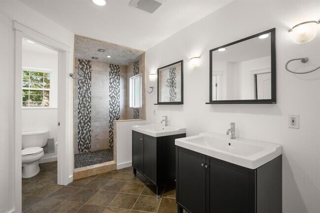 Building Photo - 2401 Stone River Dr
