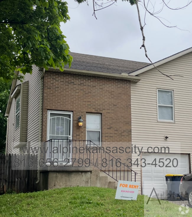 Building Photo - NE 4 Bedroom Duplex, Garage, Vouchers OK