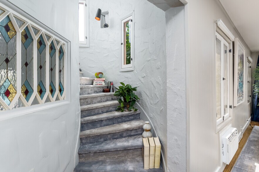 Building Photo - 2066 Glencoe Way