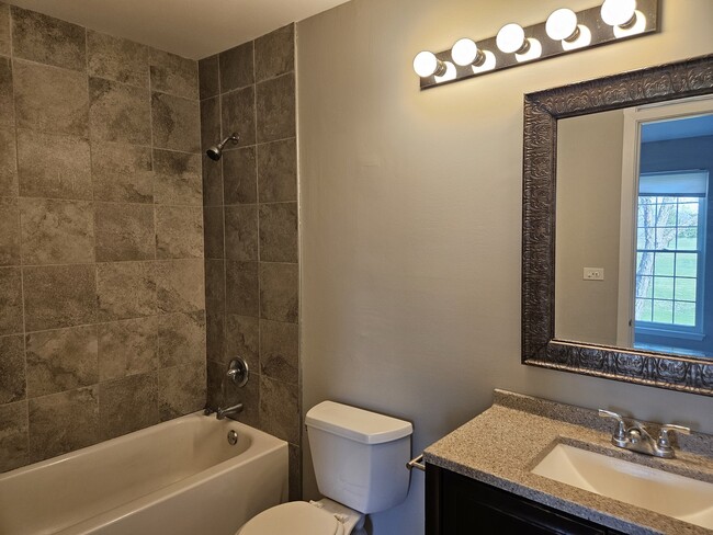 Building Photo - 65 S Golfview Ct
