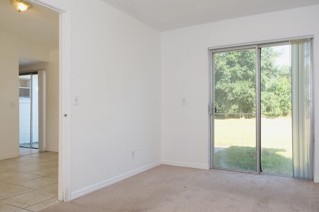 Building Photo - Spacious 4/2 home with 2 car garage Availa...