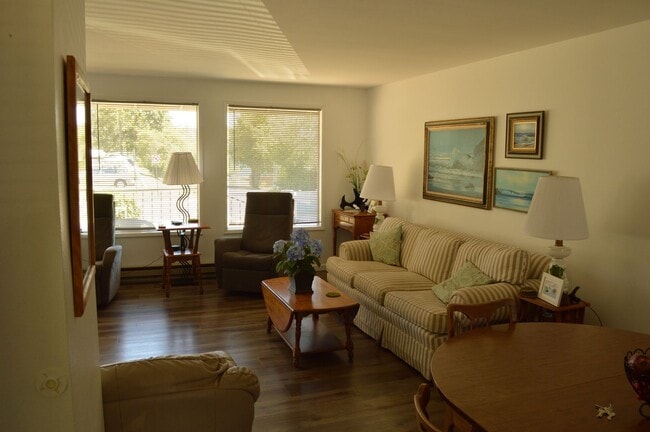 Building Photo - Fully Furnished Short Term Rental