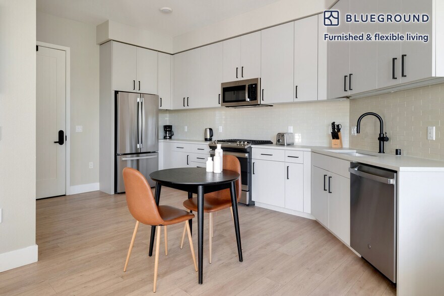 Building Photo - 555 E Evelyn Ave