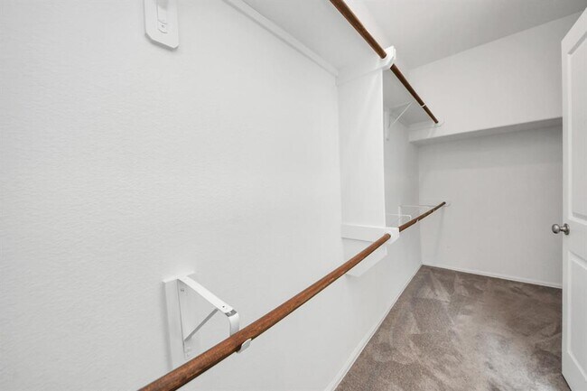 Building Photo - 24063 Hawthorn Lks Dr