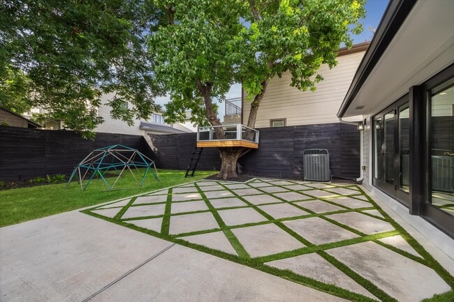 Building Photo - 4148 Bissonnet St