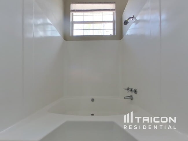 Building Photo - 510 Surveyor Walk