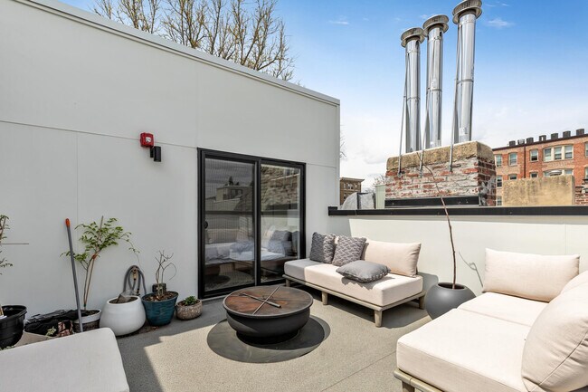 Building Photo - 2478 1/2 Ontario Road Northwest-SI ID1011218P