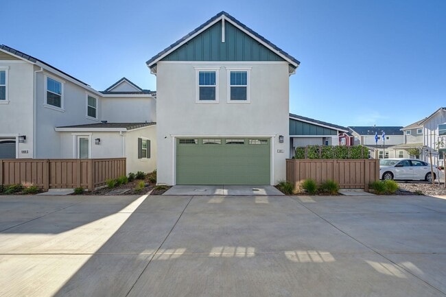 Building Photo - Beautiful 3 Bedroom Home with Updated Finishes & 2-Car Garage!