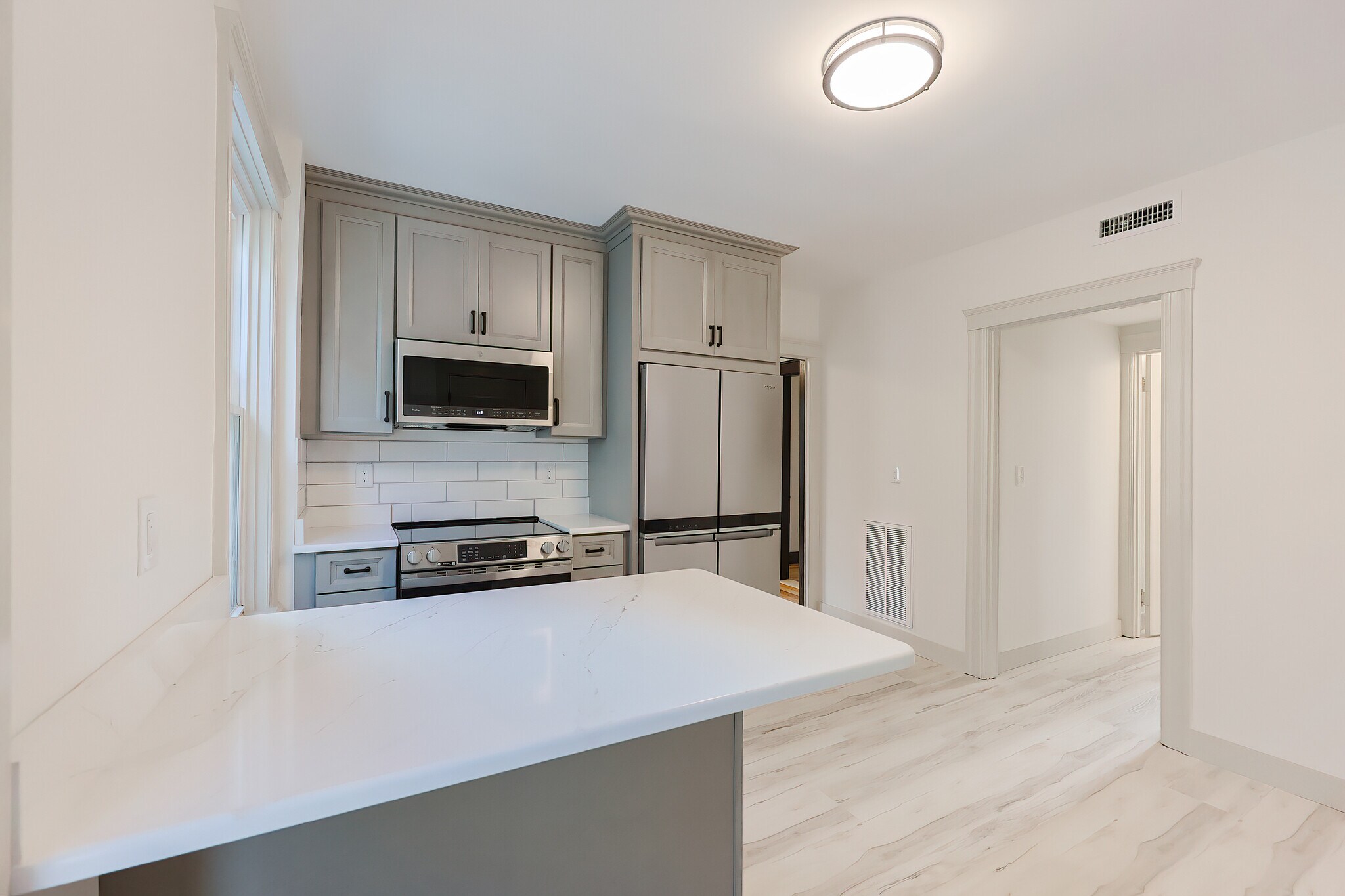 Building Photo - 65 Burton St