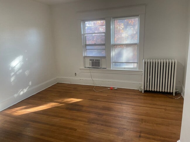 Building Photo - 615 Day Ave SW