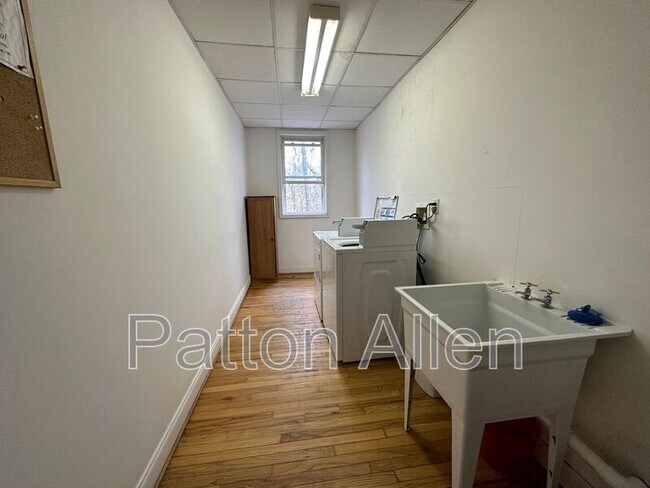 Building Photo - 43 Ravenscroft Dr