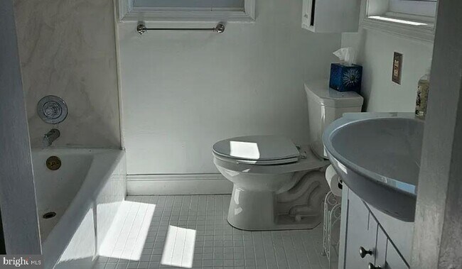 Building Photo - 1195 Westbourne Rd