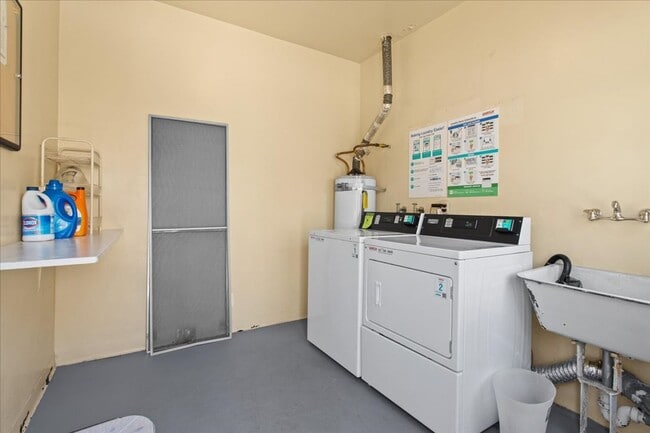 Building Photo - Remodeled 2-Bedroom Apartment Near UCLA with Private Balcony