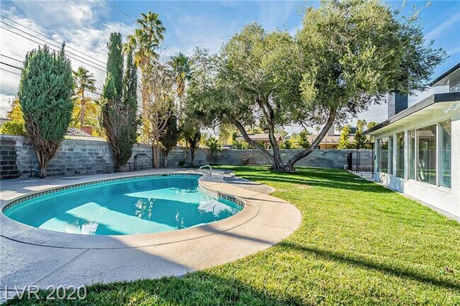 Building Photo - Amazing pool home is great location!!