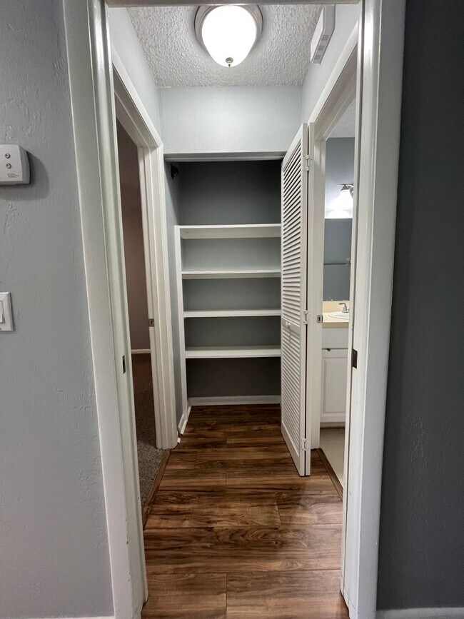 Building Photo - Kings Colony 2 / 2 bath with Florida room!