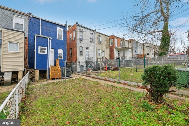Building Photo - 3041 Belmont Ave