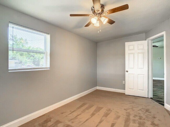 Building Photo - JUST REDUCED!!  Completely upgraded 3/1 1196 Sq. Ft. with recently renovated bathroom and kitchen...