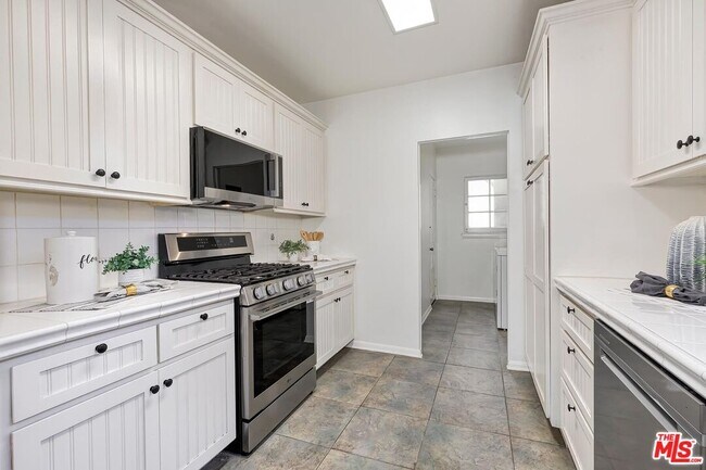 Building Photo - 373 S Crescent Heights Blvd