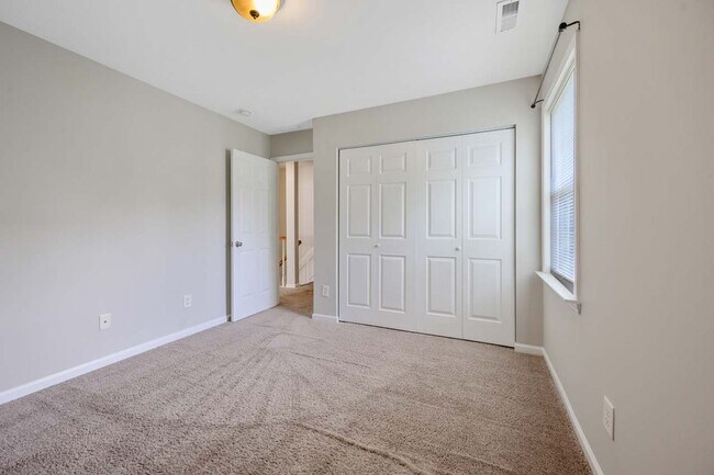 Building Photo - End Unit Townhome in Great Location!
