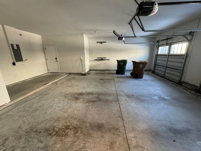 Building Photo - END UNIT 3 Bed | 2.5 Bath Townhouse in Mor...