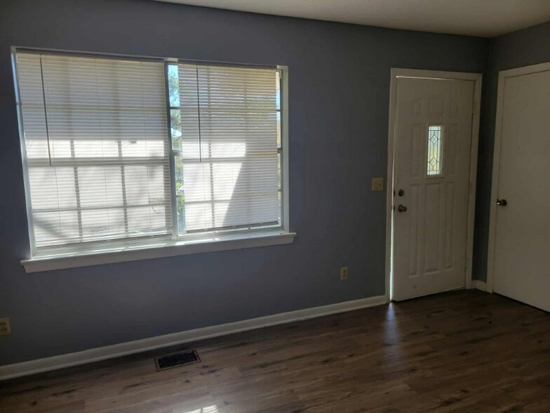 Building Photo - 213 Hilltop Dr