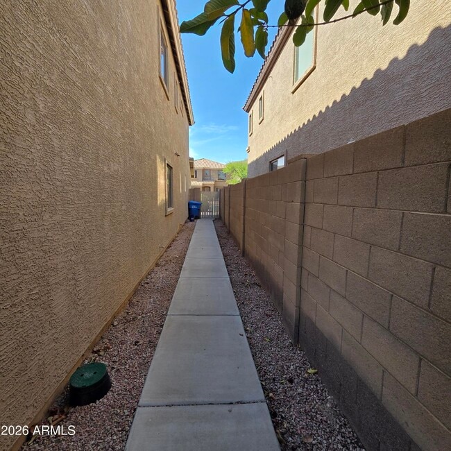 Building Photo - 2709 W Redwood Ln