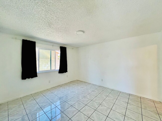 Building Photo - Newly Renovated 4 Bedrooms & 3 Baths