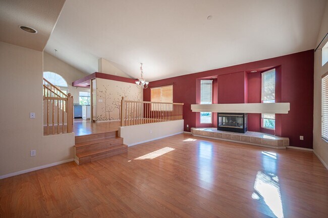 Building Photo - Silverado Ranch - Cul-de-sac.  Downstairs Bedroom and Bathroom