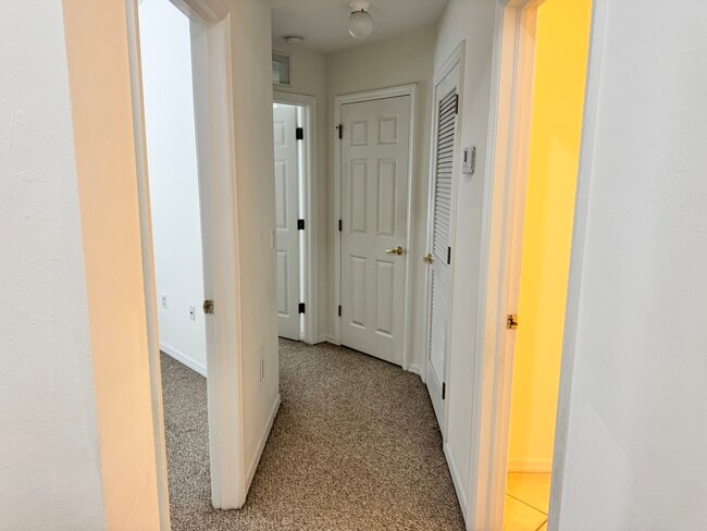 Building Photo - 860 Hampton Cir