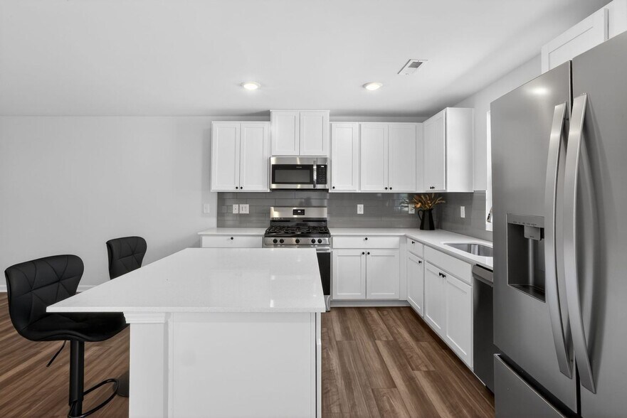 Building Photo - 1406 Cattleman Acres Dr