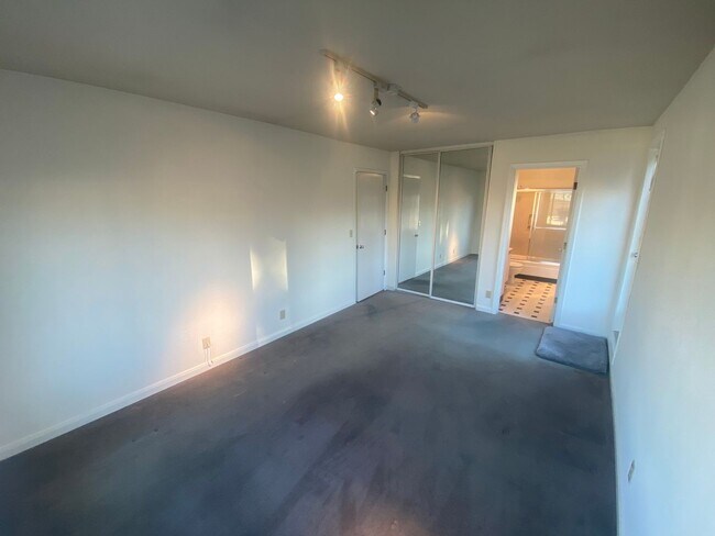 Building Photo - Epic Real Estate & Asso. Inc. - Beautiful, Spacious & Sunny 2 br/2ba Condo Available in Mission -...