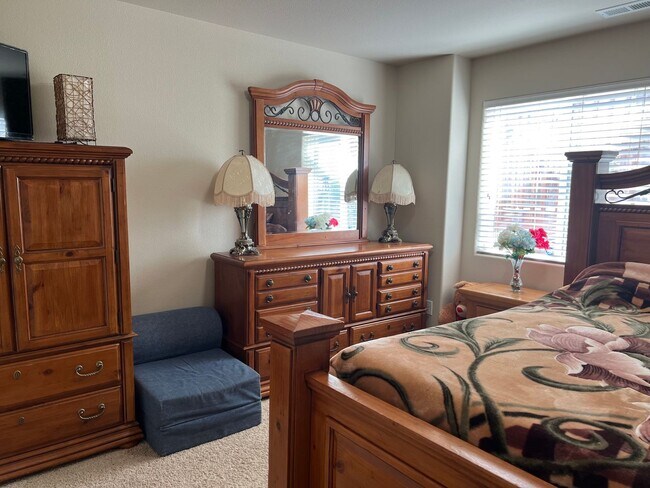 Building Photo - 4 Bedroom Home close to Peterson SFB