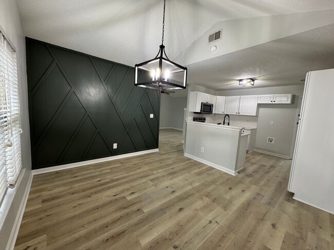 Building Photo - 3bed/2bath+Garage GSO!!