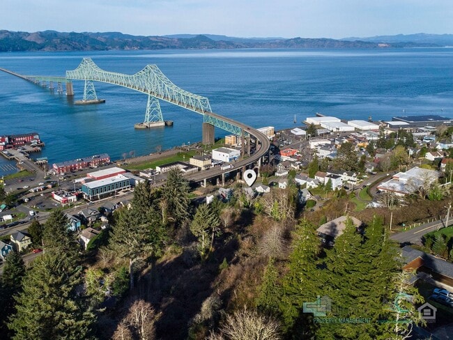 Building Photo - $500 OFF Special - Beautiful 4 Bed/1 Bath Home in Astoria