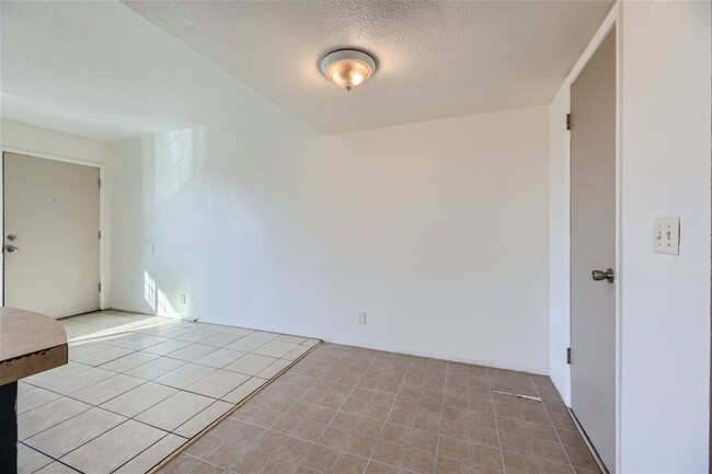 Building Photo - BEAUTIFUL 2 Bedroom 2 Bathroom Condo!