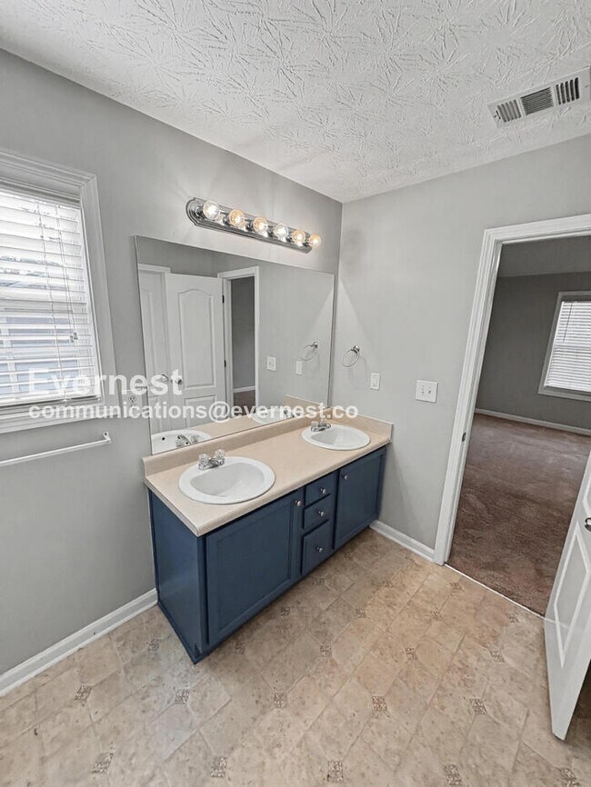 Building Photo - Limited Time Special Offer / 5 Bed, 4 Bath Home with Garage / Pet-Friendly / Vouchers Accepted / ...