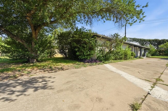 Building Photo - 2712 St Edwards Cir